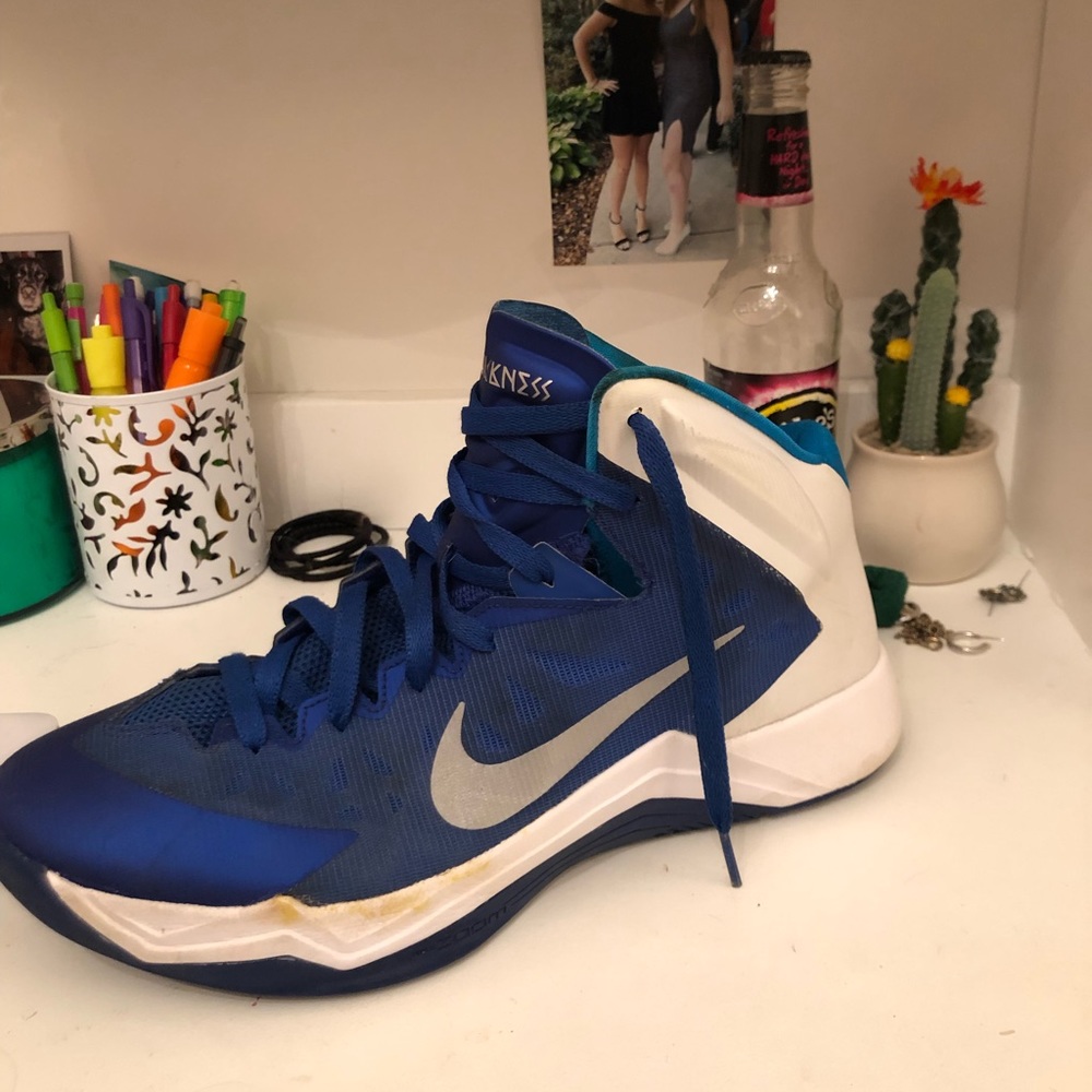 Blue hyper quickness basketball shoes